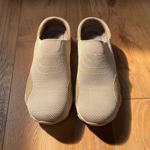 Earth origin woman’s shoes. Brand new. Size 11.